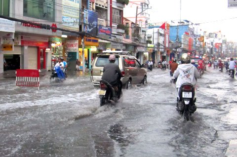 Nhiều tuyến đường Sài Gòn ngập nặng do triều cường