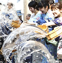 Những biện pháp tránh nóng độc lạ của người Nhật: Ăn cay, té nước và mặc đồ rộng thùng thình