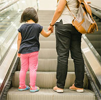Những điều bố mẹ cần ghi nhớ để đảm bảo an toàn cho con khi đi thang cuốn
