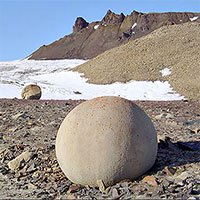 Những quả cầu đá cao hai mét khiến giới nghiên cứu bối rối