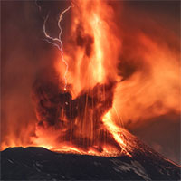 Núi lửa bất ngờ phun trào tạo ra bão sét