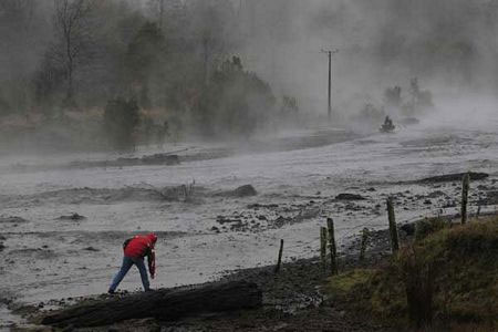Núi lửa Chile khiến sông “bốc khói”