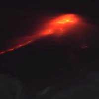 Núi lửa hoạt động mạnh nhất Philippines bắt đầu phun trào