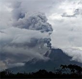 Núi lửa Indonesia lại cựa mình