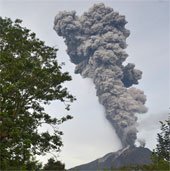 Núi lửa Indonesia phun cột tro khói cao 8.000 mét