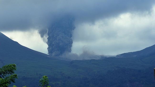 Núi lửa Lokon phát nổ dữ dội