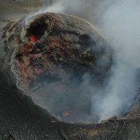 Núi lửa lớn nhất thế giới rục rịch hồi sinh
