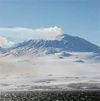 Núi lửa ở cực Nam thế giới phun ra bụi vàng, lượng vàng mỗi ngày giá trị bao nhiêu?