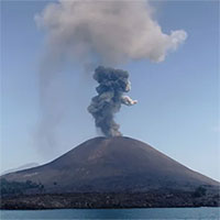 Núi lửa ở Indonesia phun trào, tạo cột tro bụi cao 1.500m