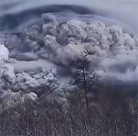 Núi lửa phun trào ở Nga, tro bụi dày tới 20km
