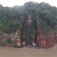 Nước lũ dâng đến chân tượng Phật khổng lồ ở Tứ Xuyên