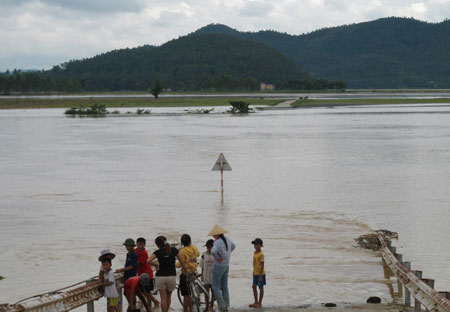 Nước sông Lam dâng cao, nhiều nhà dân ngập lụt