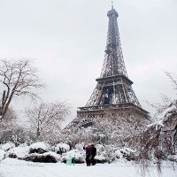 Paris tráng lệ với đợt tuyết rơi kỷ lục trong ba thập kỷ
