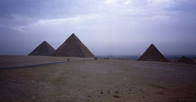 Phát hiện 17 kim tự tháp ẩn mình dưới cát