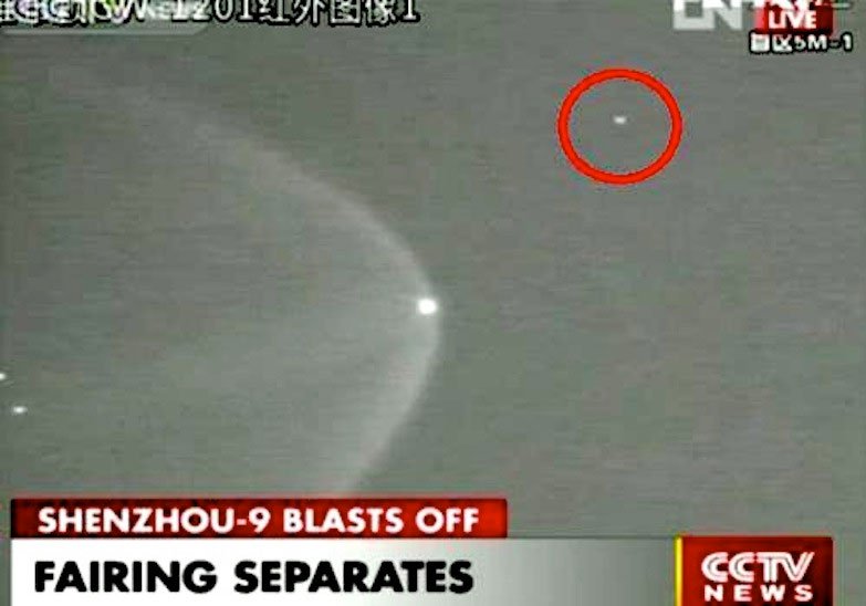 Phát hiện 2 UFO bám theo Thần Châu 9