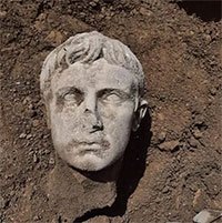 Phát hiện đầu tượng bằng đá cẩm thạch của hoàng đế La Mã