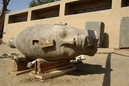 Phát hiện đầu tượng khổng lồ của vua Ai Cập