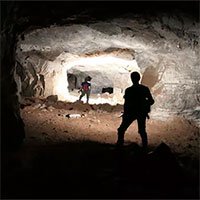Phát hiện hệ thống hầm mỏ bí ẩn bên dưới hố tử thần sâu hun hút giữa khu phố