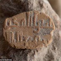 Phát hiện thánh bùa bí ẩn 1.000 năm tuổi dưới bãi đậu xe ở Israel
