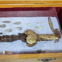 Phát hiện thanh đoản kiếm vỏ mạ vàng trong mộ cổ chiến binh