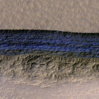 Phát hiện thềm băng dày 130 mét ẩn dưới bề mặt sao Hỏa