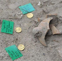 Phát hiện tiền vàng 2.300 tuổi quý hiếm và những bình cổ chứa xương kì dị