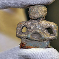 Phát hiện tượng thần bằng kim loại 2.000 năm tuổi của người Celt