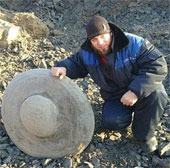 Phát hiện vật thể lạ có hình UFO chôn sâu dưới lòng đất tại Nga