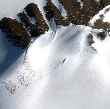 Phát hiện xác UFO rơi chôn vùi trong tuyết ở Nam Cực?