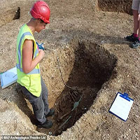 Phát hiện xương “ma cà rồng cổ đại” 2.000 năm tuổi ở Anh