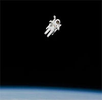 Phi hành gia Bruce McCandless II - Người đầu tiên bay tự do ngoài vũ trụ