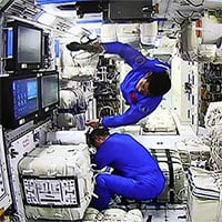 Phi hành gia Trung Quốc tiến vào trạm vũ trụ Thiên Cung