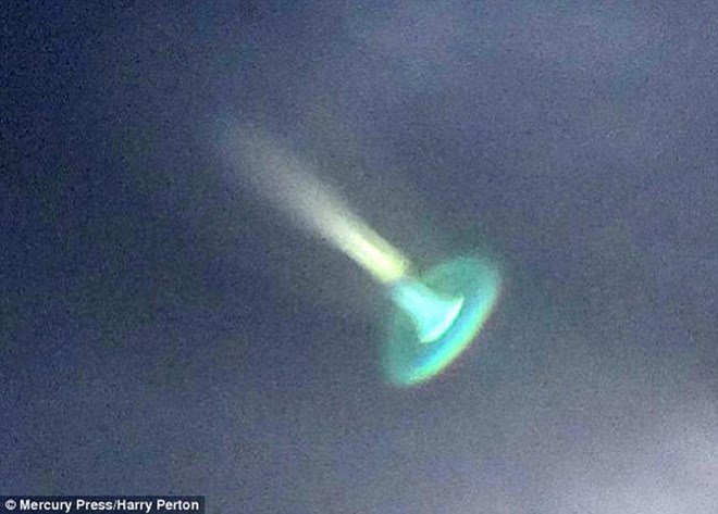 Quầng sáng bí ẩn có hình UFO trên bầu trời Hà Lan