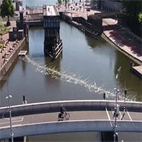 Rào chắn bong bóng “bẫy” chất thải nhựa trên sông ở Amsterdam