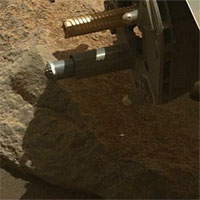 Robot NASA trên sao Hỏa phun đá để thoát 