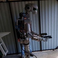 Robot Nga học cách bắn súng hai tay trước khi lên Mặt Trăng