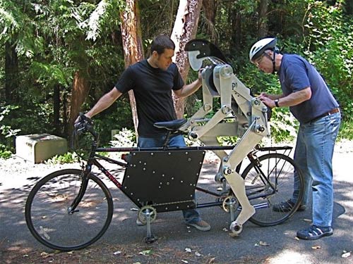 Robot phụ đạp xe