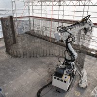 Robot Thụy Sĩ thoăn thoắt đan lưới thép xây nhà