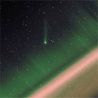Sao chổi tỏa sáng phía trên cực quang nhìn từ không gian