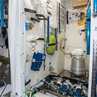 Sau 60 năm, NASA mới làm nhà vệ sinh cho phi hành gia nữ