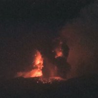 Sét lóe sáng trên miệng núi lửa phun trào ở Nhật