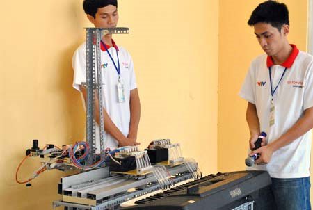 Sinh viên chế tạo robot chơi đàn organ cực 