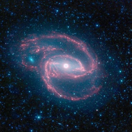 Spitzer chụp được một thiên hà có hình thù kì lạ