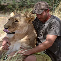 Sư tử cái quấn quýt ôm chầm người cứu mạng khiến cả thế giới 