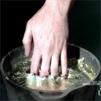Tại sao bàn tay không bị bỏng khi nhúng vào kim loại nóng chảy?