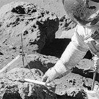 Tại sao các nhà khoa học lấy đất trên Mặt trăng đem về Trái đất còn ở sao Hỏa thì không?