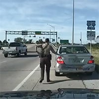 Tại sao cảnh sát Mỹ chạm tay vào đuôi ôtô khi dừng xe vi phạm?