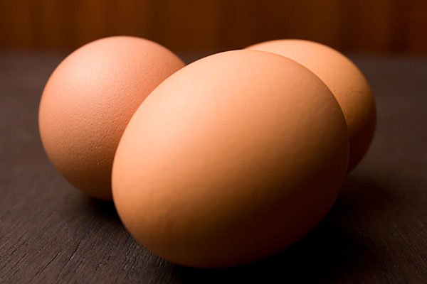 Tại sao hai đầu quả trứng lại to, nhỏ khác nhau?