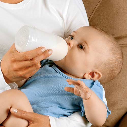 Tại sao không nên cho trẻ sơ sinh uống sữa bò?
