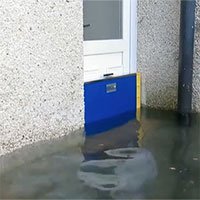 Tấm chắn di động ngăn nước lụt tràn vào nhà
